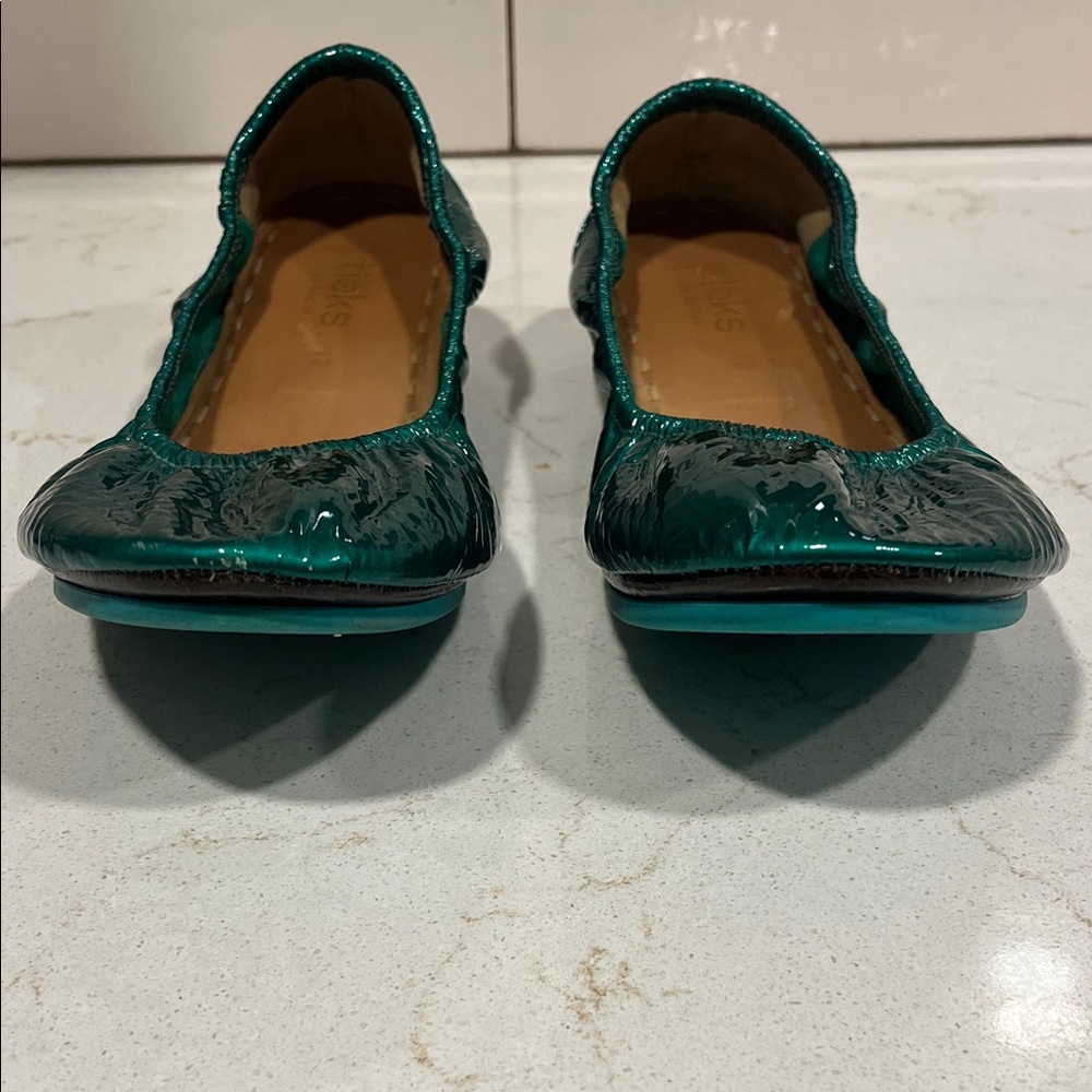 Tieks Glossy Emerald Patent Ballet Flats - Picture 5 of 9